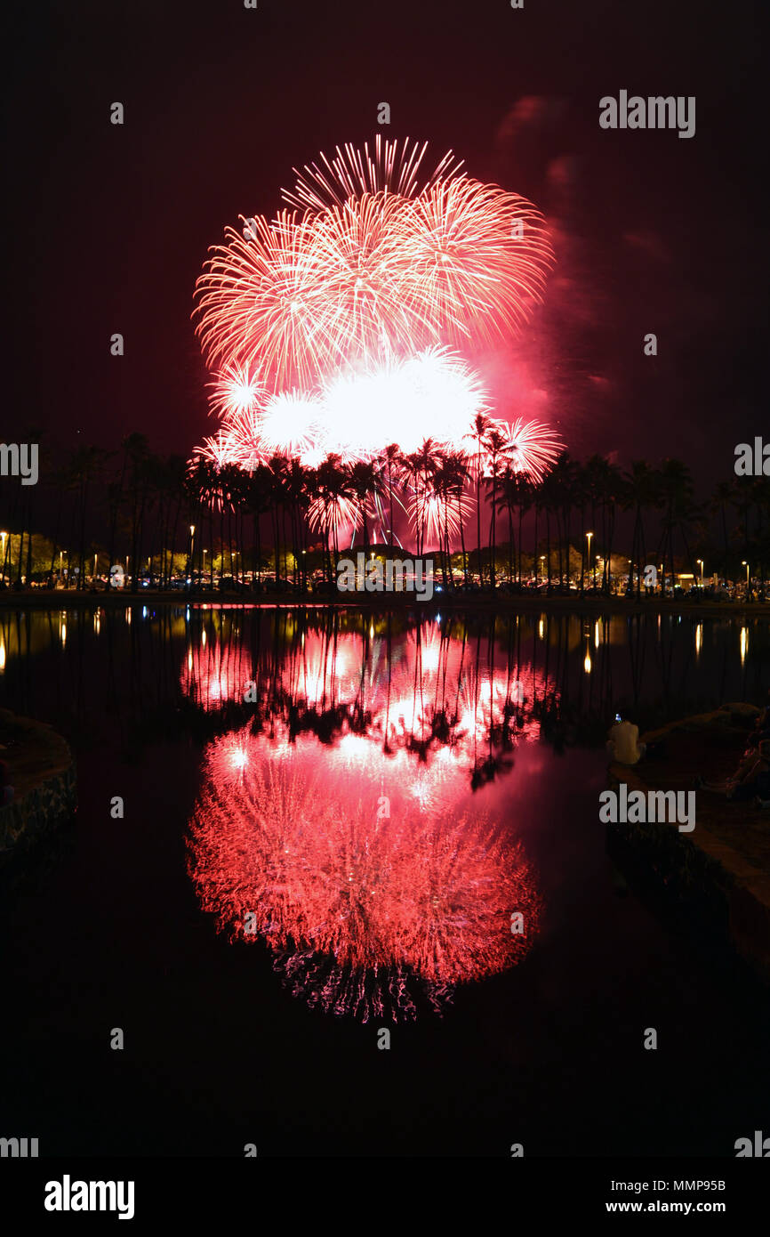 Feuerwerk für den amerikanischen Unabhängigkeitstag am 4. Juli im Ala Moana Beach Park, Honolulu, Hawaii, USA Stockfoto