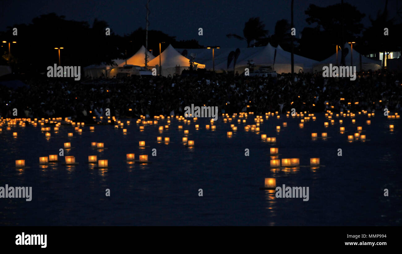 Laternen schwimmende Zeremonie für Memorial Day, Oahu, Hawaii, USA Stockfoto