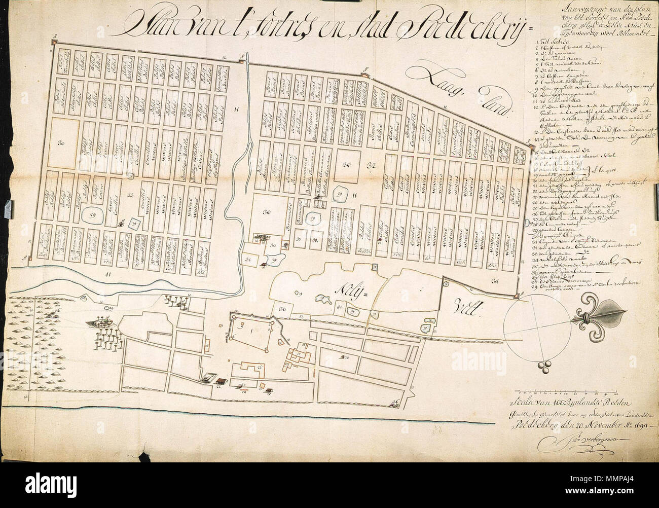 . Nederlands: Titel catalogus Leupe (NA): Plan Van 't fortres en stad Poedechery. Notities verso: 3 stuks Kaarten van de fortresse en stad Pondichery uit 6 e Boek brieven en Papieren overgekomen 1695 Folio 810-812 met beschryving/Nr. 1 / 810 / 592 g. Legenda: 1-31 Englisch: Nach dem Leupe Katalog (NA), der ursprüngliche Titel lautet: Plan Van 't fortres en stad Poedechery. Hinweise auf der Rückseite: 3 stuks Kaarten van de fortresse en stad Pondichery uit 6 e Boek brieven en Papieren overgekomen 1695 Folio 810-812 met beschryving/Nr. 1 / 810 / 592 g. Schlüssel: 1-31 Nederlands: Plattegrond van Er Stockfoto