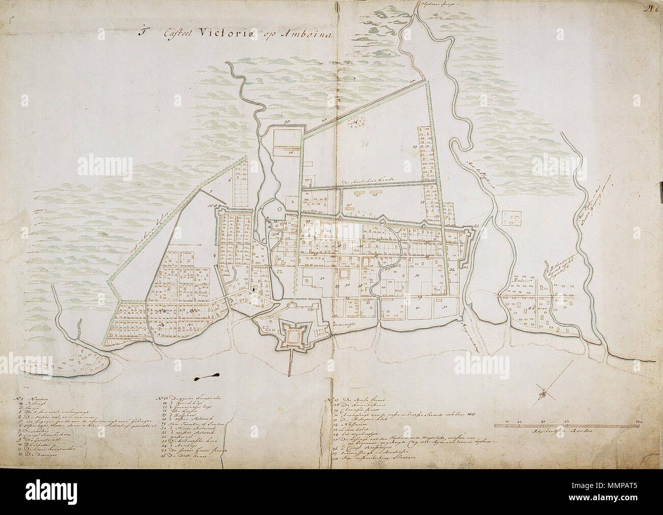 . "Nederlands: Titel catalogus Leupe (NA): t Kasteel Victoria op Amboina. Legenda: 1-38 Dsub boven genummerd: 21. b. De randen zijn rondom beplakt. De onderrand heeft een Scheur van 8 cm en de rechterrand een Scheur van 3 cm. Notities verso: N 2:25 [in potlood, Slecht leesbaar]/652 p/Nr. 5/A." Englisch: Nach dem Leupe Katalog (NA), der ursprüngliche Titel lautet: t Kasteel Victoria op Amboina. Schlüssel: 1-38 Nummeriert rechts oben: 21. Die Ränder wurden verstärkt. Die untere Kante hat eine Höhe von 8 cm und rechts ein Rand von 3 cm zerreißen zerreißen. Hinweise auf der Rückseite: N 2:25 [in Bleistift, kaum lesbaren] Stockfoto