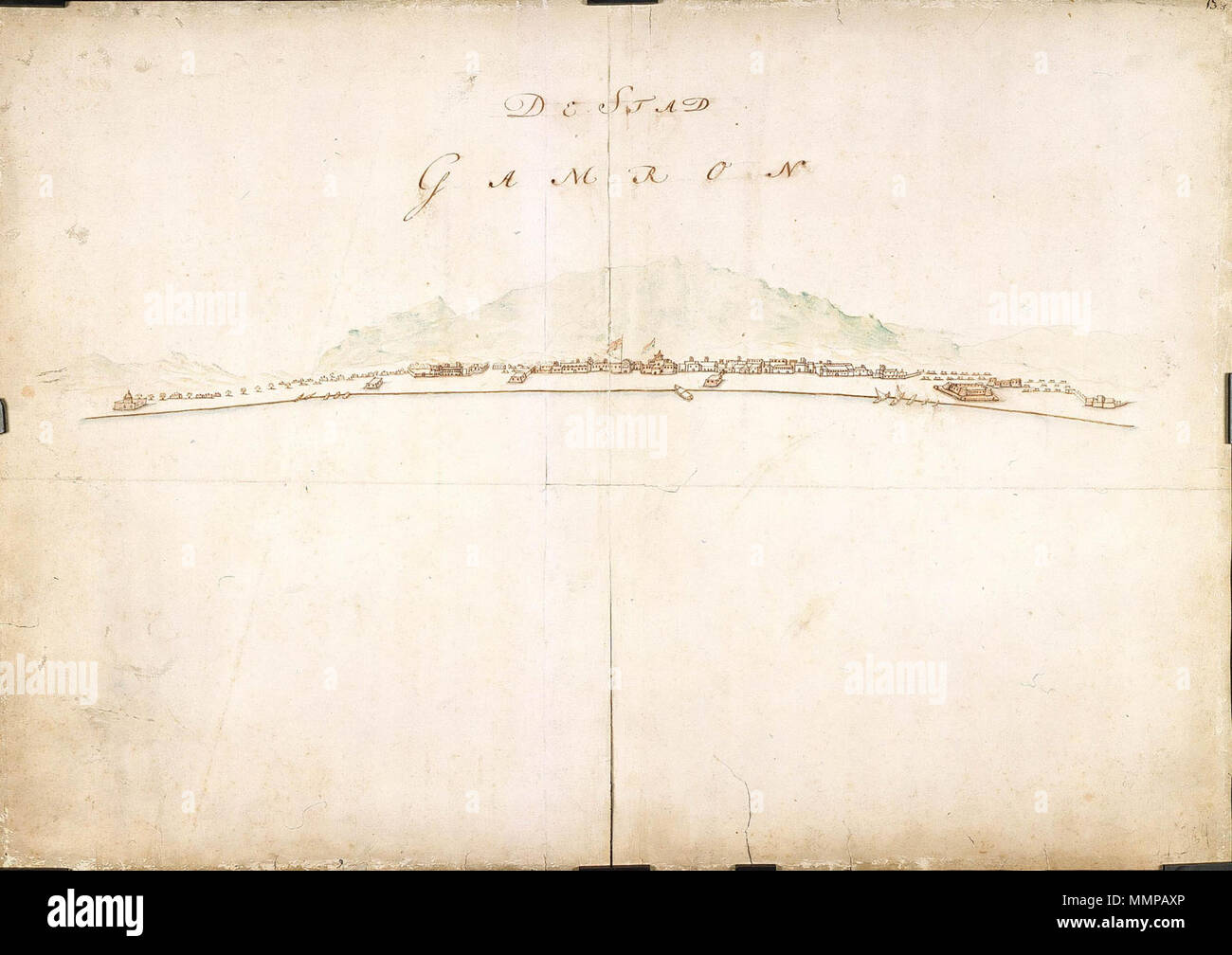 . Nederlands: Titel im Catalogus Leupe (NA): Gezigt op de Stad Gamron, van de genomen Reede. Dsub boven genummerd: 13. d. De onderkant middenvouw ist Aan de 19 cm ingescheurd. Notities verso: 499 b [in potlood] / 13 N2 [in potlood]/229 [slecht leesbaar, potlood]. Englisch: Nach dem Leupe Katalog (NA), der ursprüngliche Titel lautet: Gezigt op de Stad Gamron, van de genomen Reede. Nummerierte rechts oben: 13. d. Die centerfold hat einen 19 cm nach unten reißen. Hinweise auf der Rückseite: 499 b [in Bleistift]/13 N 2 [in Bleistift]/229 [schwierig zu lesen ist, in Bleistift]. Nederlands: Gezicht op Gamron Ger Stockfoto