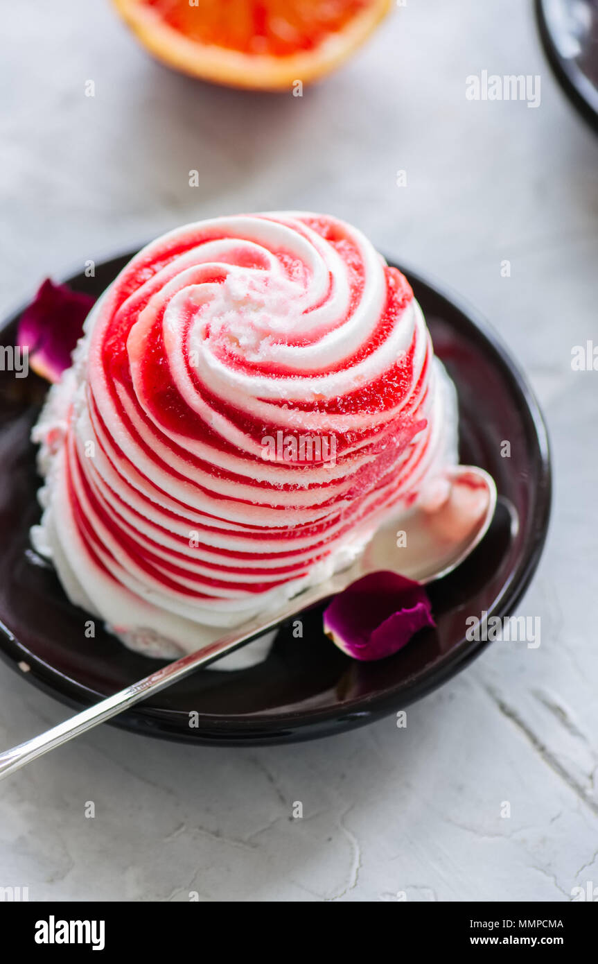 Rose Wasser Blutorange und Vanilleeis auf einem Teller serviert. Weißer Stein Hintergrund. Stockfoto