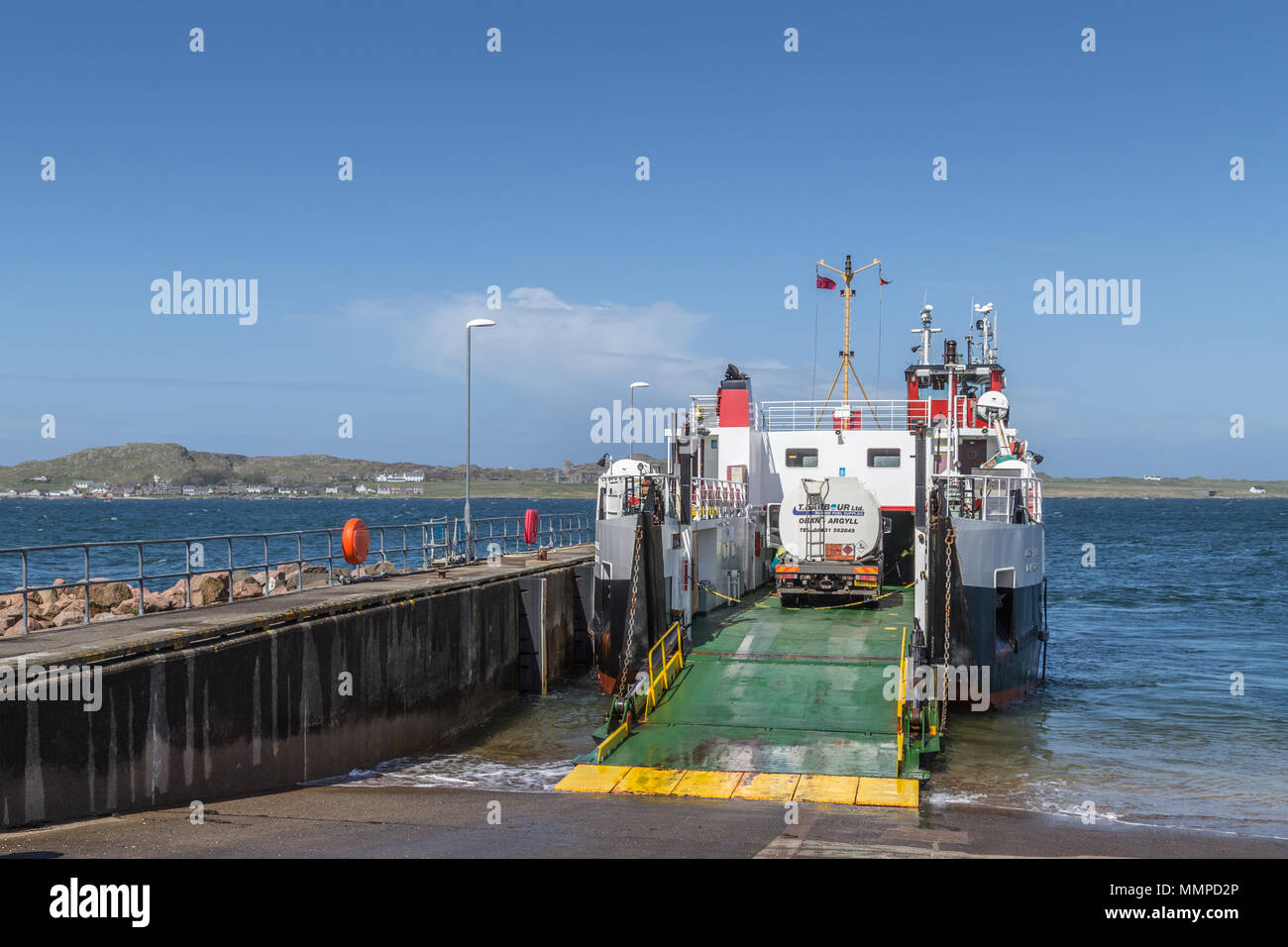 Caledonian MacBrayne (calmac) Iona ferry Tanken in Fionnphort Ferry Terminal auf der Isle of Mull, Argyll und Bute, Schottland, Großbritannien Stockfoto