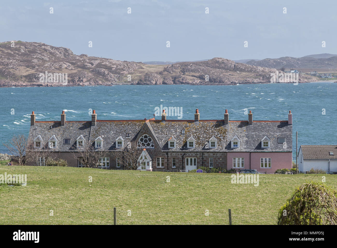Häuser in der Nähe von Iona Abbey auf der Insel Iona, Argyll und Bute auf den Inneren Hebriden, Schottland, UK mit der Isle of Mull und Fionnphort im Hintergrund Stockfoto