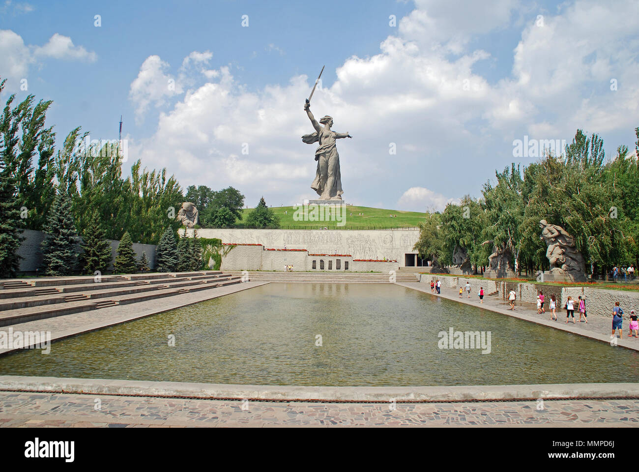 Die riesige Statue "Die Heimat ruft" an Mamayev Kurgan mit Blick auf die Wolga bei Wolgograd, Russland Stockfoto