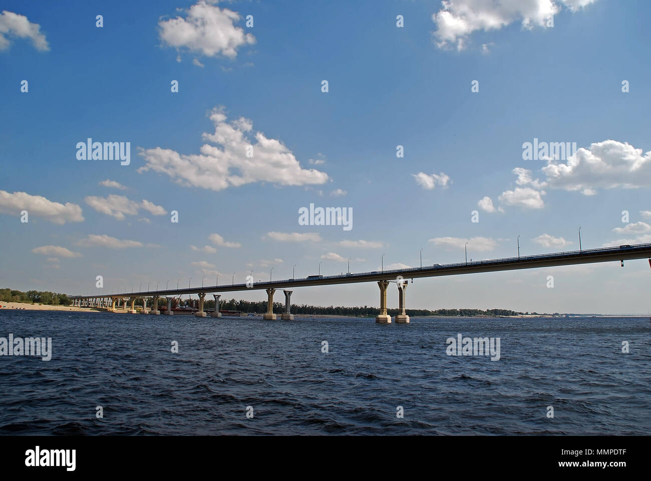 Die wolgograd Brücke überspannt den Fluss Wolga im südlichen Russland Stockfoto