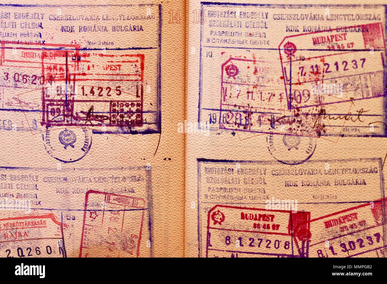 1970 s rot Ungarischen Reisepass/utlevel ausgestellt auf eine männliche Bürger Jozsef Kertesz. Stockfoto