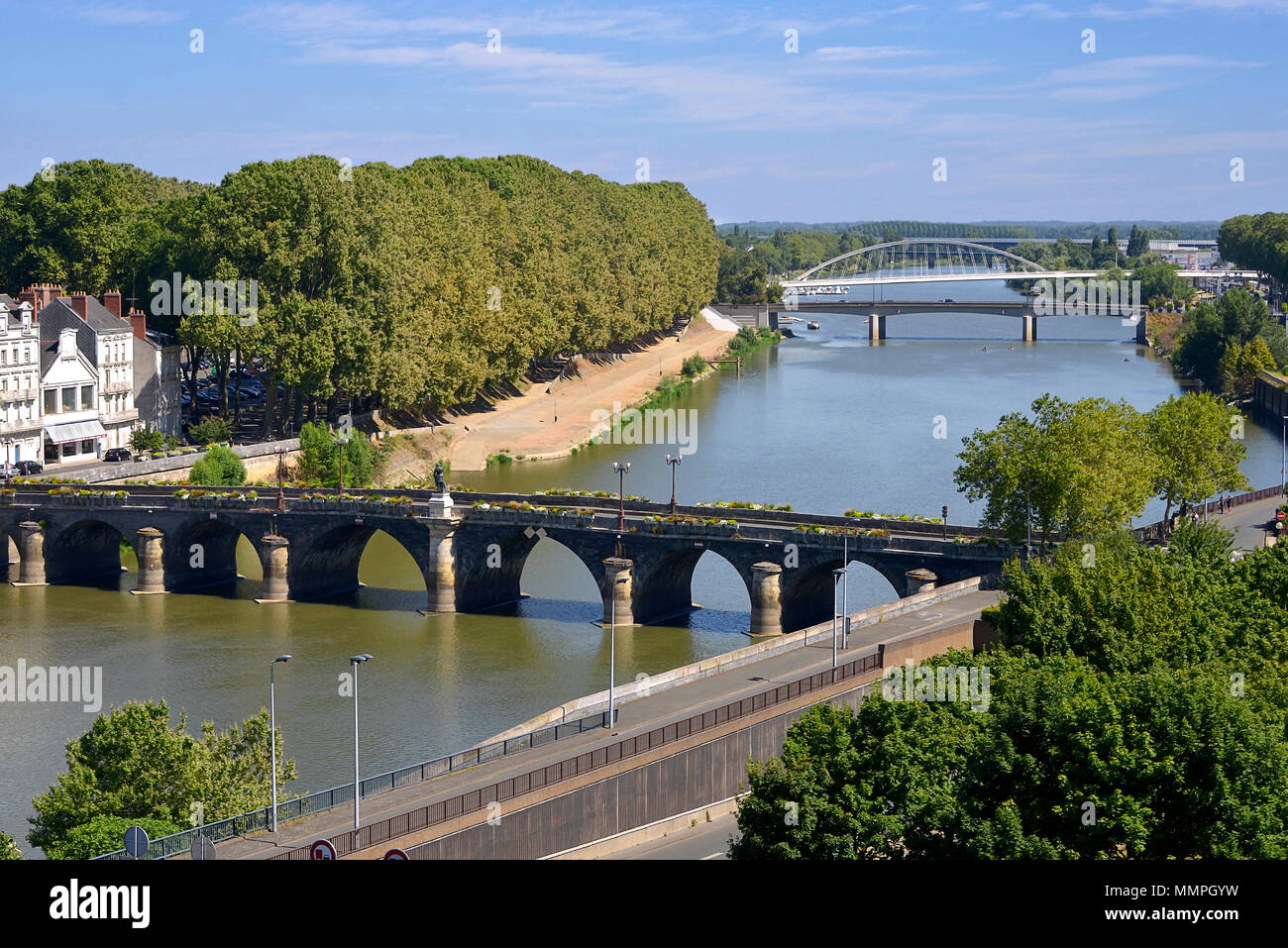 Luftaufnahme der Fluss Maine und Brücken der Stadt von Angers, Maine-et-Loire, Region Pays-de-la-Loire, im Westen von Frankreich über 30. Stockfoto