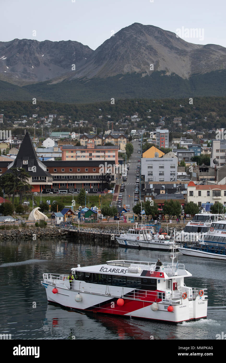 Südamerika, Argentinien, Ushuaia. Hafen mit Blick auf die typischen Sightseeing Boote im Hafen. Stockfoto