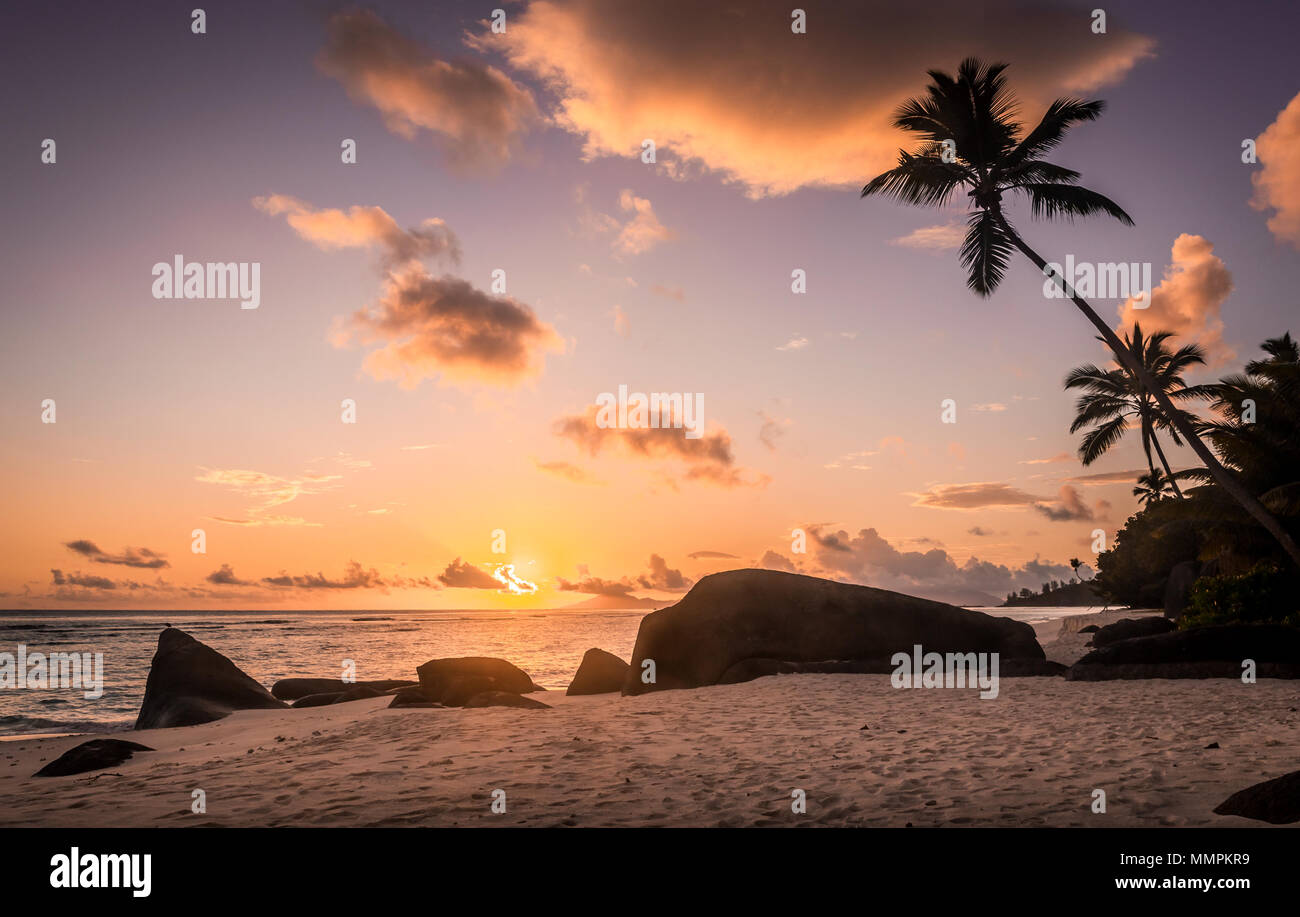 Erstaunlich Sonnenaufgang auf Silhouette Island, Seychellen Stockfoto