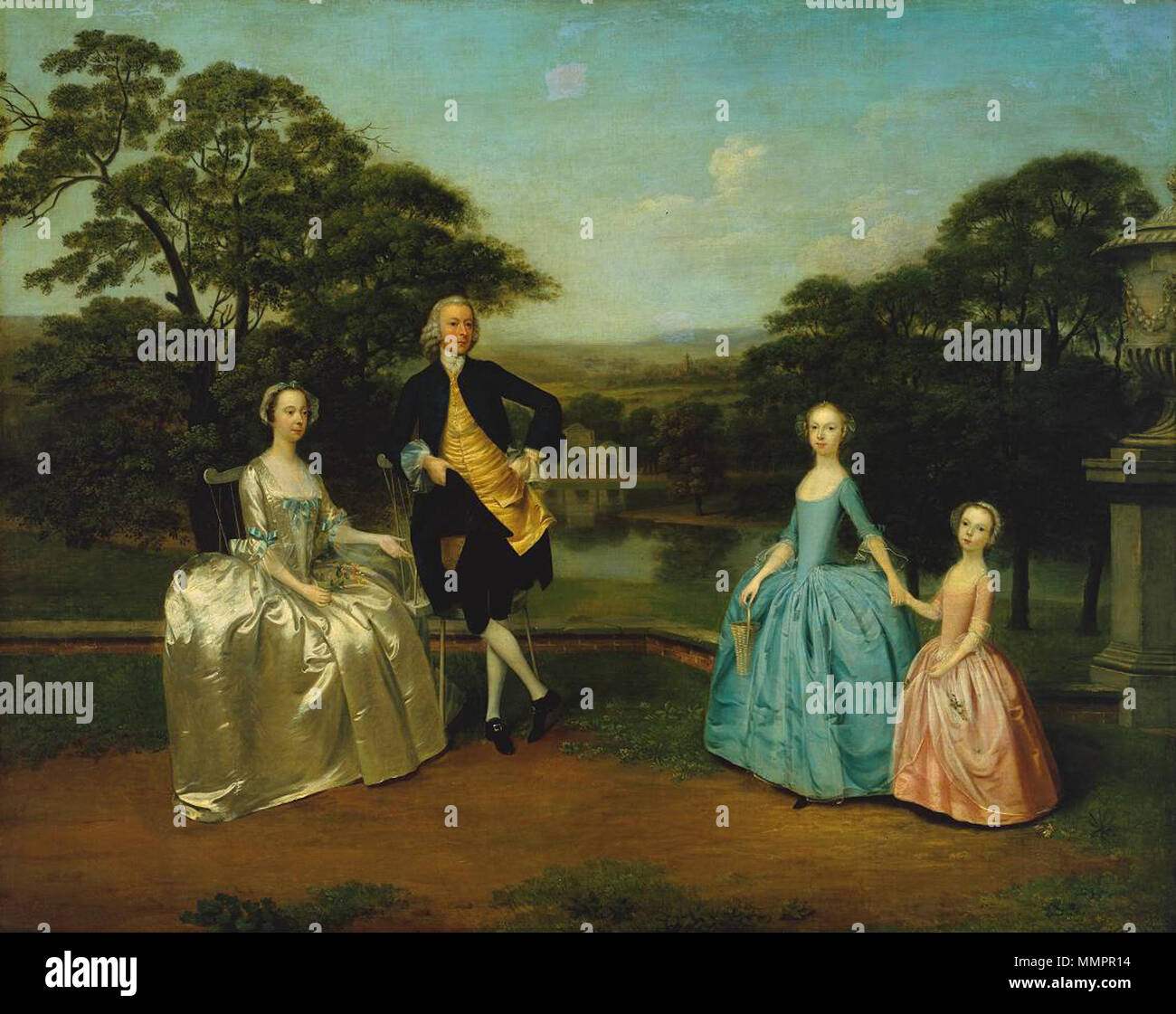 . Englisch: Diese Gruppe Porträt zeigt Robert James, zusammen mit seiner Frau Mary und zwei Töchter Elisabeth und Ann. James, im Alter von 50 Jahren - eine in dieser Zeit, war viele Jahre Generalsekretär der East India Company. Devis spezialisiert in der Malerei modischen kleinen portrait Gruppen oder 'Unterhaltung' in Stücke in Wohnräumen oder großzügigen Parklandschaft. Obwohl solche Bilder bestimmt waren Familie Gruppen in privater Atmosphäre zu porträtieren, sie können oft ganz förmlich, und in Devis der Fall, auch steif. Aber für einen Mann wie James, ein Display des materiellen Reichtums und weltlichen Erfolg war vielleicht Stockfoto