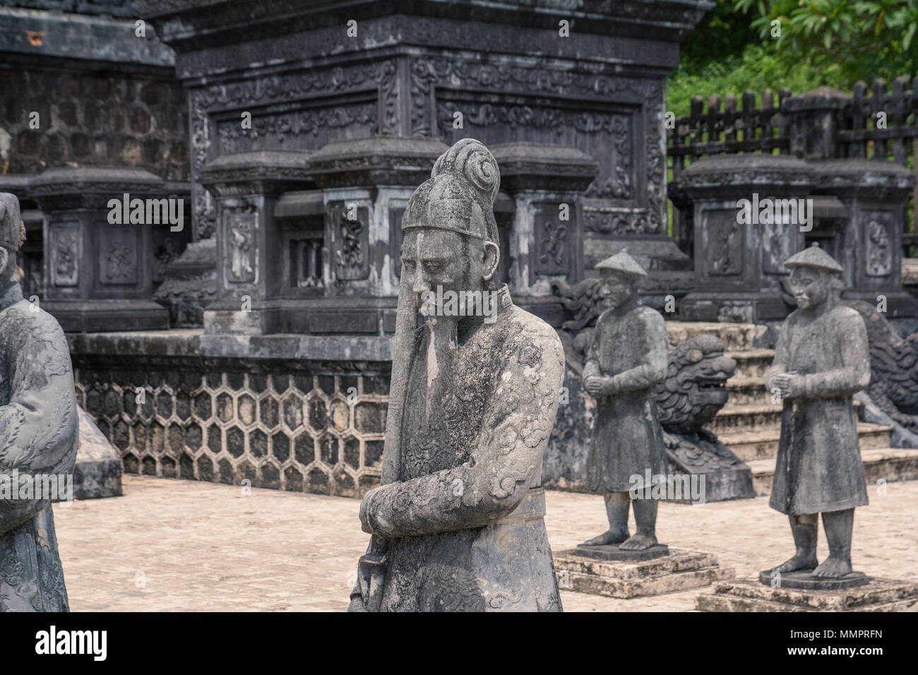 Antike Statuen in Khai Dinh Grab in Hue Vietnam Stockfoto