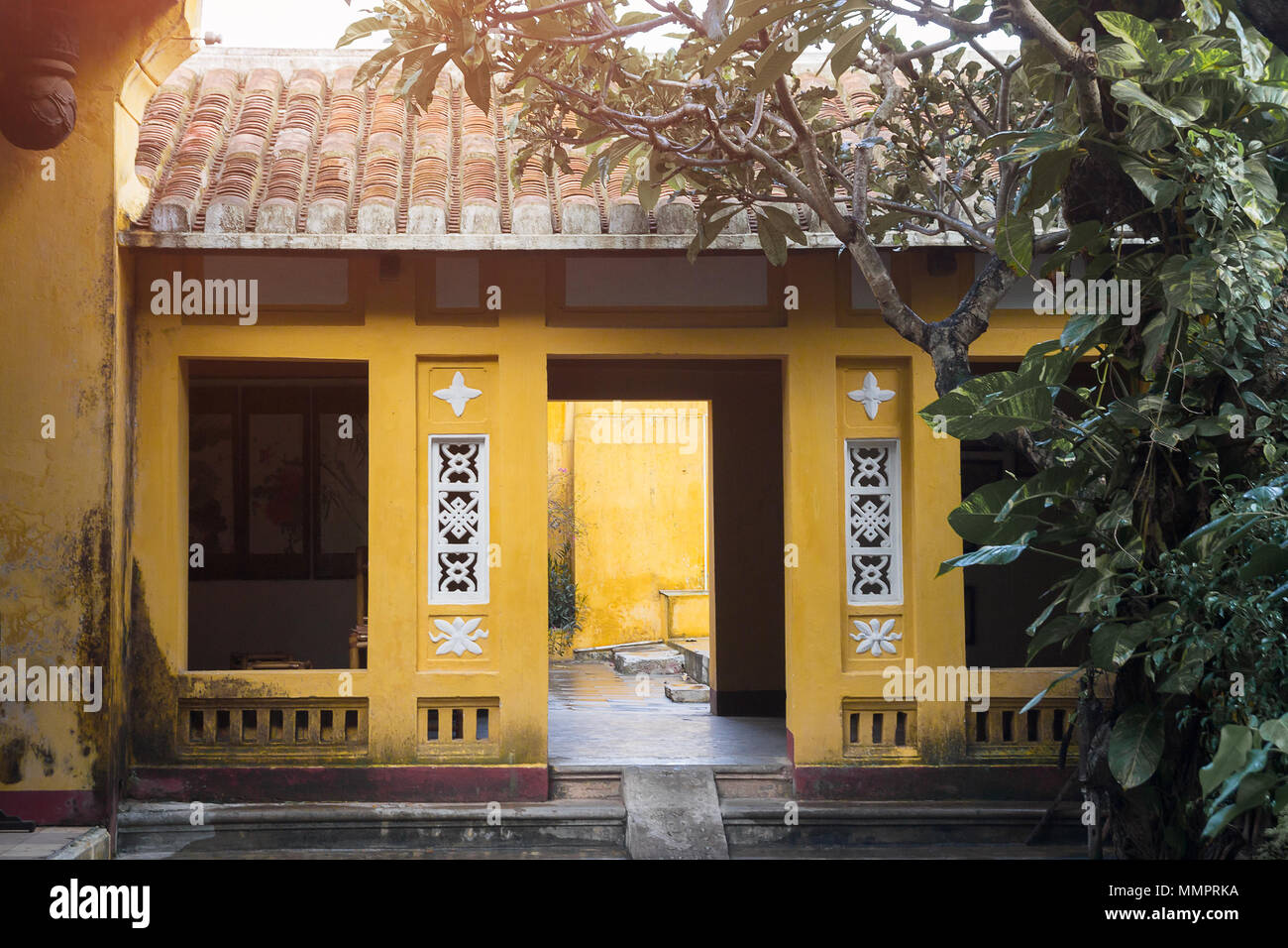 Gelbe Häuser Innenhof mit Tür in Hoi An Vietnam Stockfoto