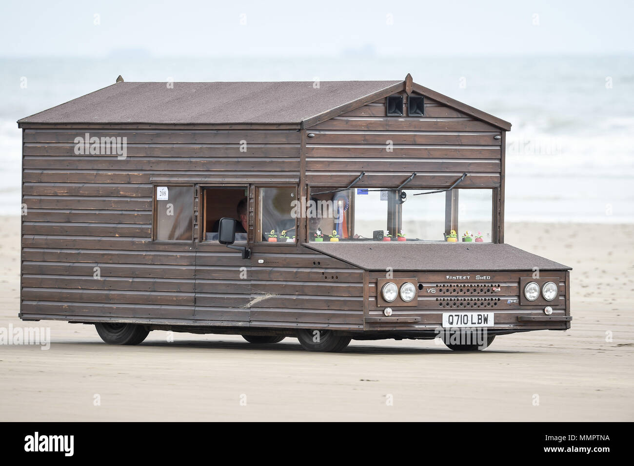 Kevin Kerben, treibt die schnellste Schuppen, die die 100 km/h Marke brach in der jährlichen britischen, europäischen und weltweiten land Speed Event organisiert von Straightliners, in Pendine Sands, Wales, wo Reiter und Fahrer aller Fahrzeugtypen in Klassen für höchste Geschwindigkeiten über eine abgemessene Meile am Strand konkurrieren. Stockfoto