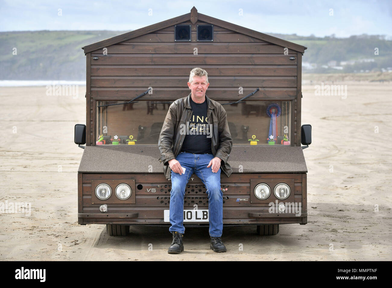 Kevin Kerben, der Fahrer der schnellsten Schuppen, die die 100 km/h Marke brach, sitzt auf dem Fahrzeug nach seinem Lauf im jährlichen britischen, europäischen und weltweiten land Speed Event organisiert von Straightliners, in Pendine Sands, Wales, wo Reiter und Fahrer aller Fahrzeugtypen in Klassen für höchste Geschwindigkeiten über eine abgemessene Meile am Strand konkurrieren. Stockfoto