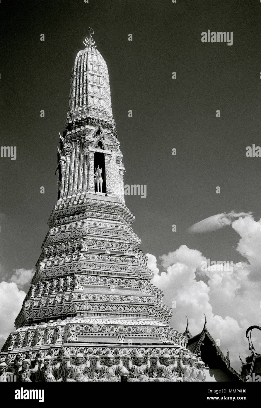 Chedi Stupa der buddhistischen Tempel der Morgenröte - Wat Arun Tempel in Bangkok Yai Thonburi in Bangkok, Thailand in Südostasien im Fernen Osten. Reisen Stockfoto