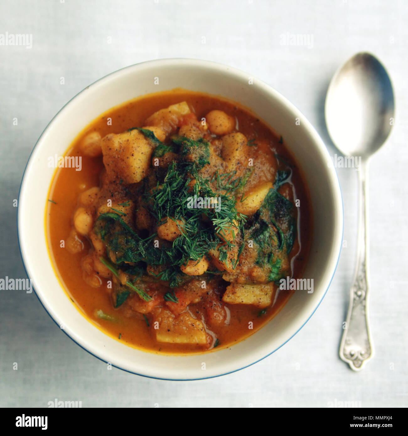 Einfache Gemüsesuppe. Europäische Küche. Kichererbsen, Kartoffeln und Karotten. Ökologische Lebensmittel. Vegane Gerichte. Vegetarisches Mittagessen. Ansicht von oben. Getönten Foto. Stockfoto