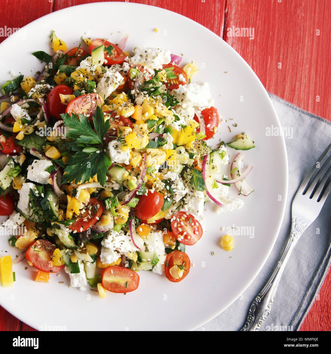 Buntes Gemüse mischen. Einfach wenig Kalorien Salat. Cherry Tomaten, Mais, Gurken, Paprika und Hüttenkäse. Gewicht Verlust Gericht. Europäische c Stockfoto