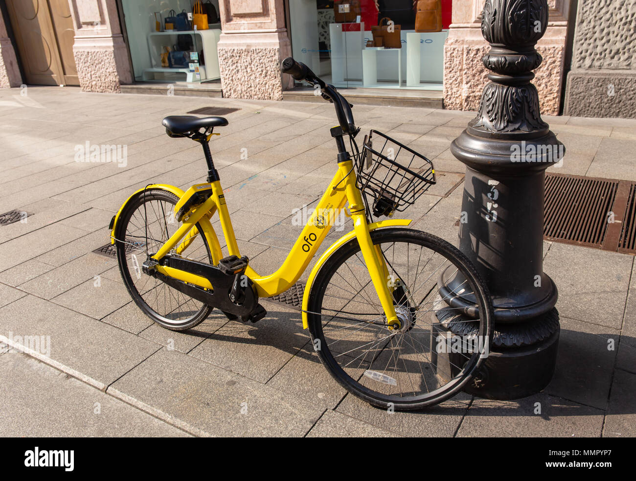 Yellow Bike in Mailand Stockfoto