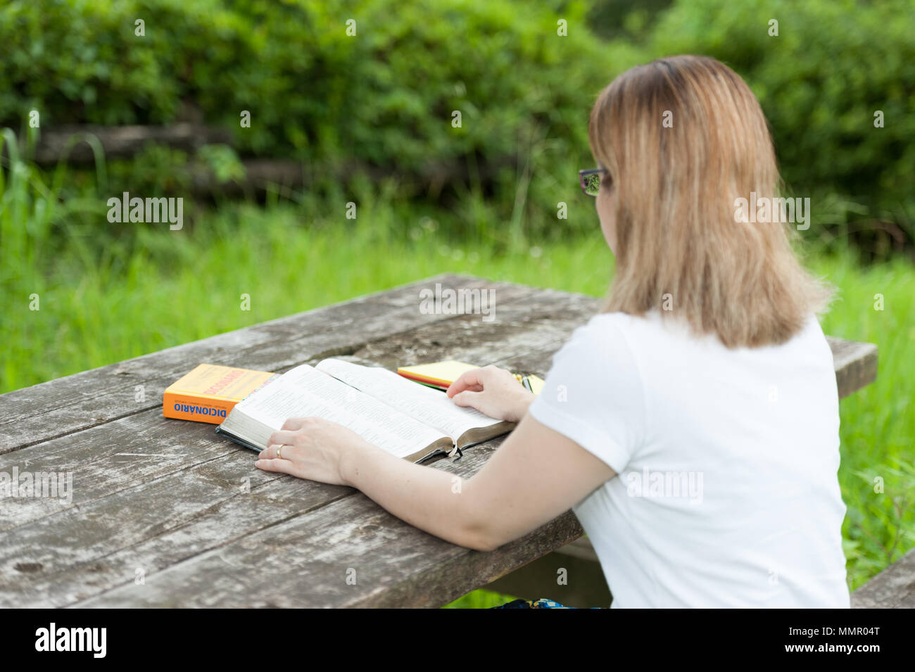 Frau Studium Bibel im Freien. (Close-up). Fuji City, Präfektur Shizuoka, Japan. Stockfoto