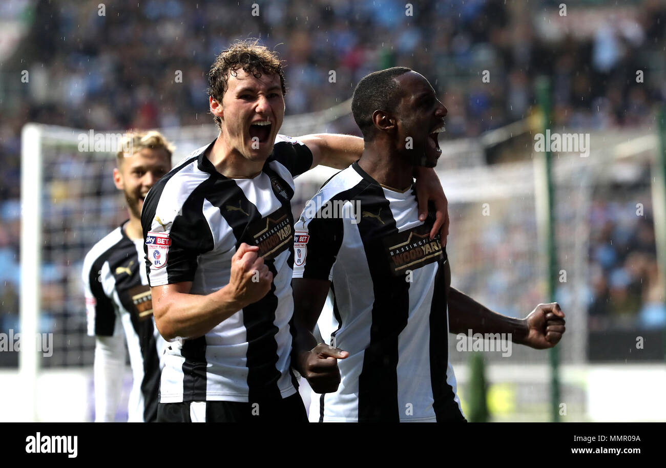 Notts County Jonathan Forte (rechts) feiert ersten Ziel seiner Seite des Spiels zählen während der Sky Bet League Zwei Entscheidungsspiel in der Ricoh Arena in Coventry. Stockfoto