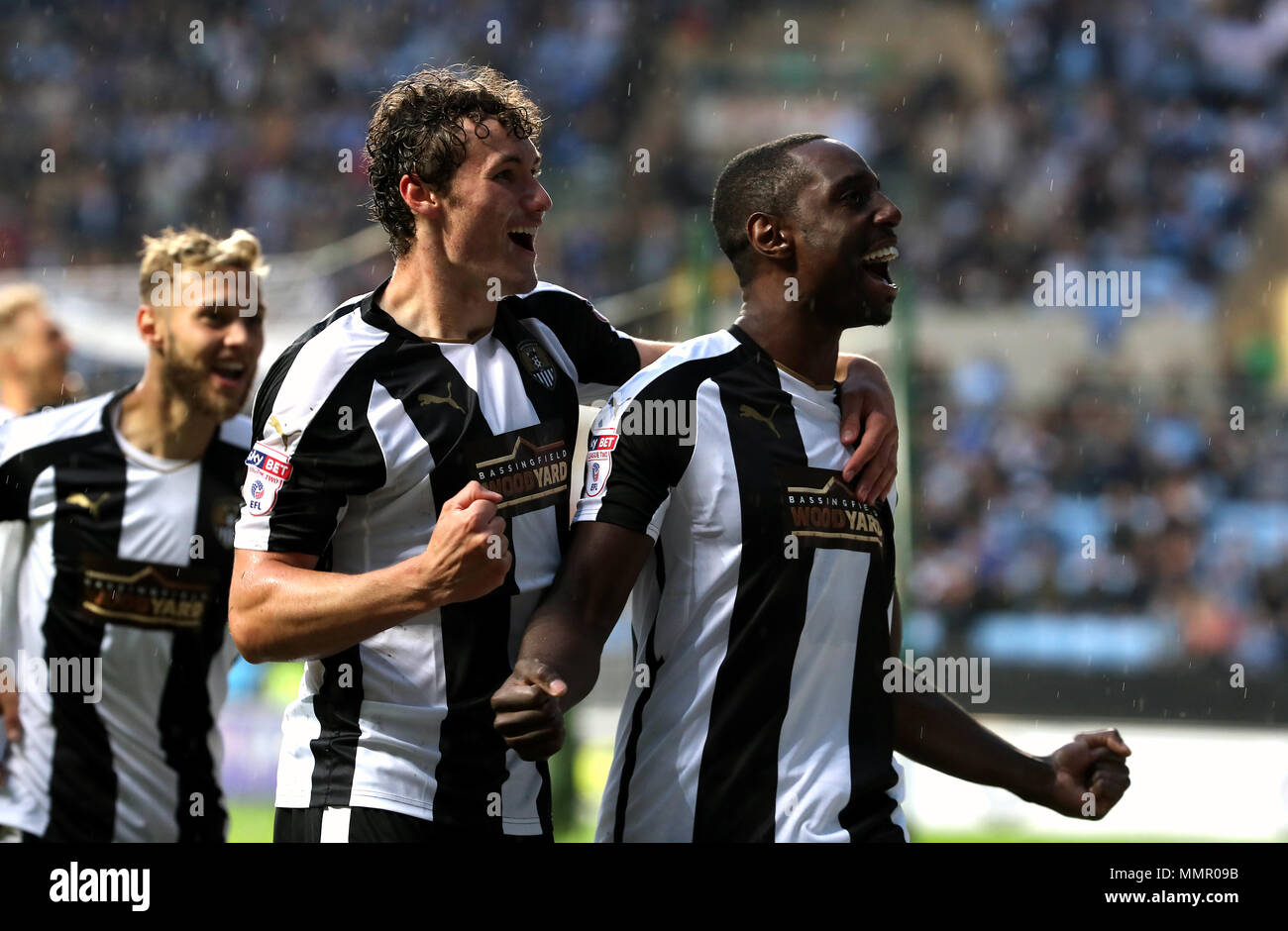 Notts County Jonathan Forte (rechts) feiert ersten Ziel seiner Seite des Spiels zählen während der Sky Bet League Zwei Entscheidungsspiel in der Ricoh Arena in Coventry. Stockfoto