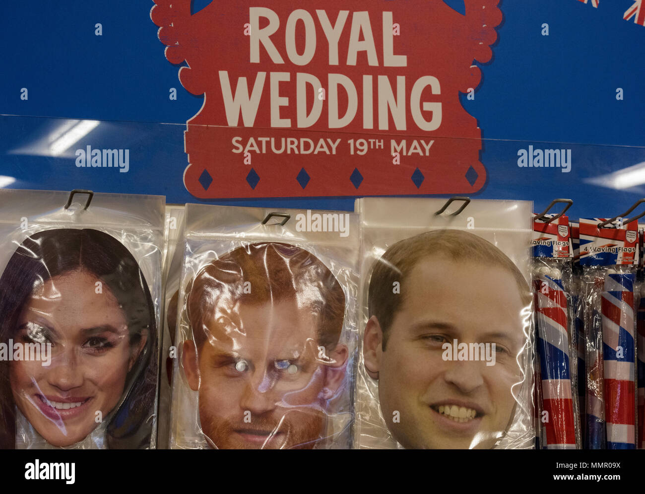 Königliche Hochzeit Harry, William und Megan Markle Karton Masken. Stockfoto