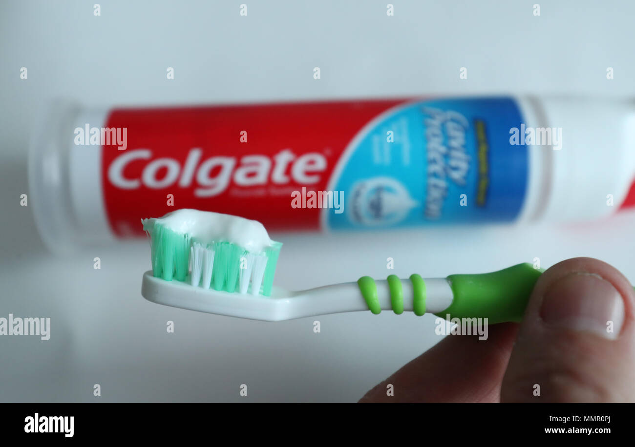 Stock Foto von Colgate Zahnpasta Zapfsäule und Einfügen auf eine Bürste. Stockfoto