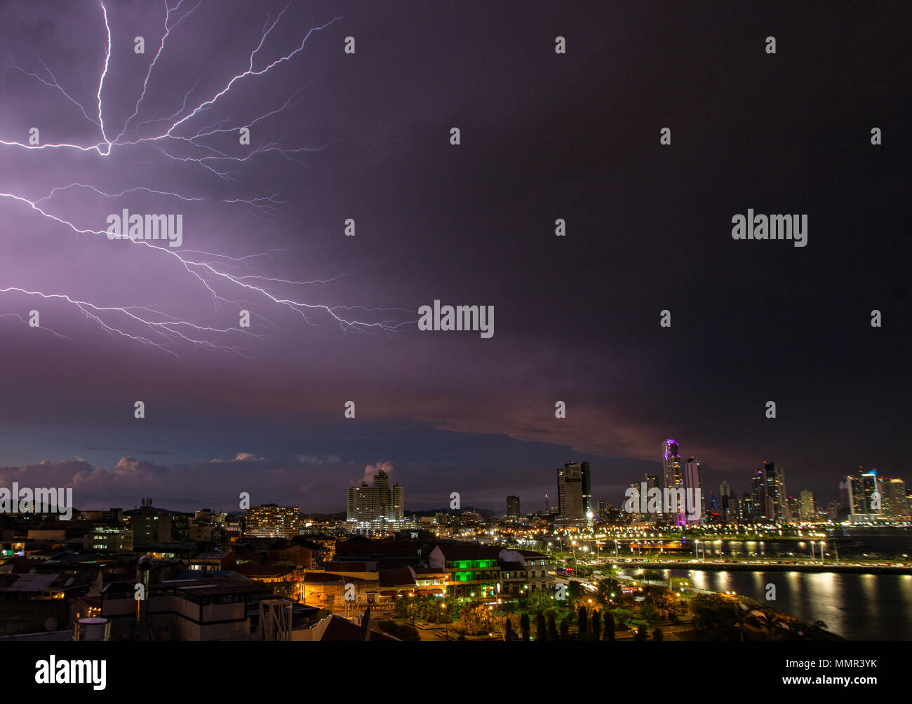 Panama City, Panama, Dec 4, 2017 - PPanama Stadt in der Nacht, in einem Sturm mit Blitz Streifen Himmel Stockfoto