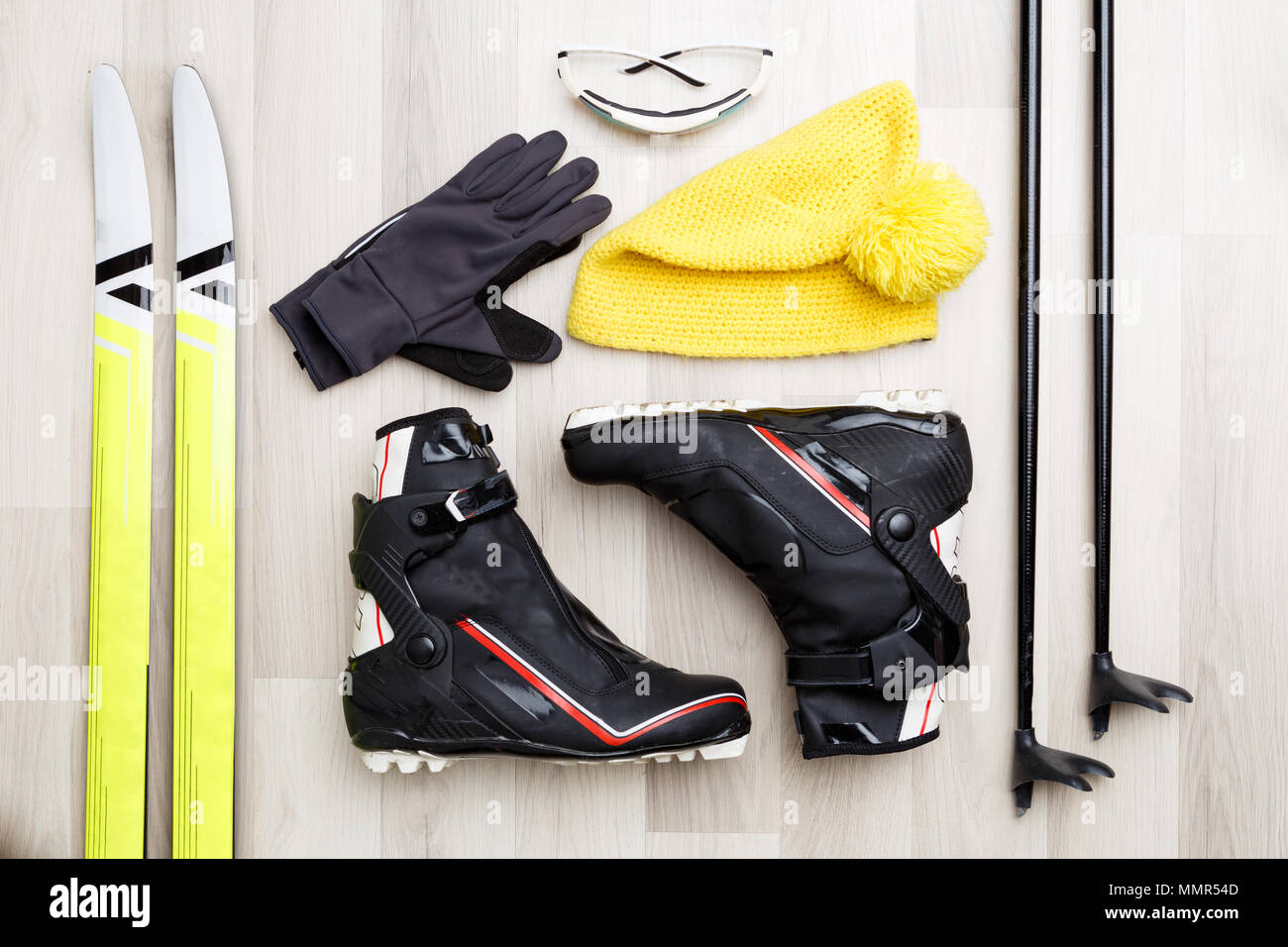 Bild von Skifahrer Zubehör auf Holz- Hintergrund. Skier, Stöcke, Schuhe, Mütze. Stockfoto