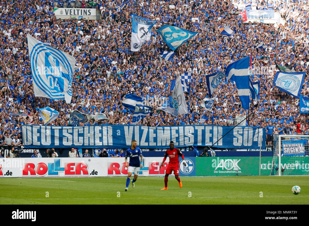 Sport, Fußball, Bundesliga, 2017/2018, FC Schalke 04 vs Eintracht Frankfurt 1:0, Veltins Arena Gelsenkirchen, Spaß und Begeisterung beim Fußball Fans, Fahne winken, Banner" Deutscher Vizemeister S04" Stockfoto