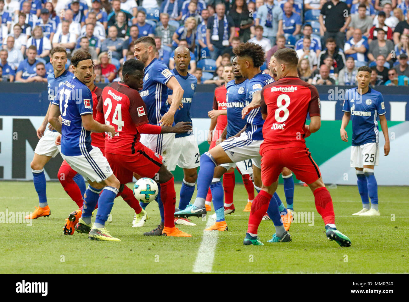 Sport, Fußball, Bundesliga, 2017/2018, FC Schalke 04 vs Eintracht Frankfurt 1:0, Veltins Arena Gelsenkirchen, Szene des Spiels, v.l.n.r. Leon Goretzka (S04), Benjamin Stambouli (S04), Carlos Salcedo (SGE) abgedeckt, Danny da Costa (SGE), Daniel Caligiuri (S04), Naldo (S04), Ante Rebic (SGE), Abdul Rahma Baba (S04), Thilo Kehrer (S04), Guido Burgstaller (S04), Luka Jovic (SGE), Amin Harit (S04) Stockfoto