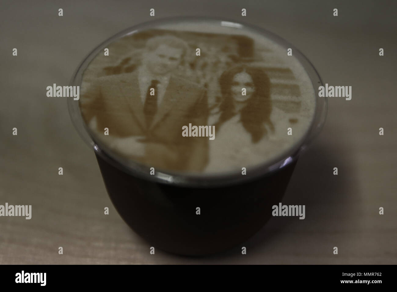 Bild von Prinz Harry und Meghan Markle auf Kaffee Latte in der Alten Truman Brauerei. Jetzt in seinem sechsten Jahr, das Festival lockt tausende Besucher an vier Tagen (12. bis 15. April 2018) Mit: Atmosphäre, Wo: London, Vereinigtes Königreich, wenn: 12 Apr 2018 Credit: Dinendra Haria/WANN Stockfoto