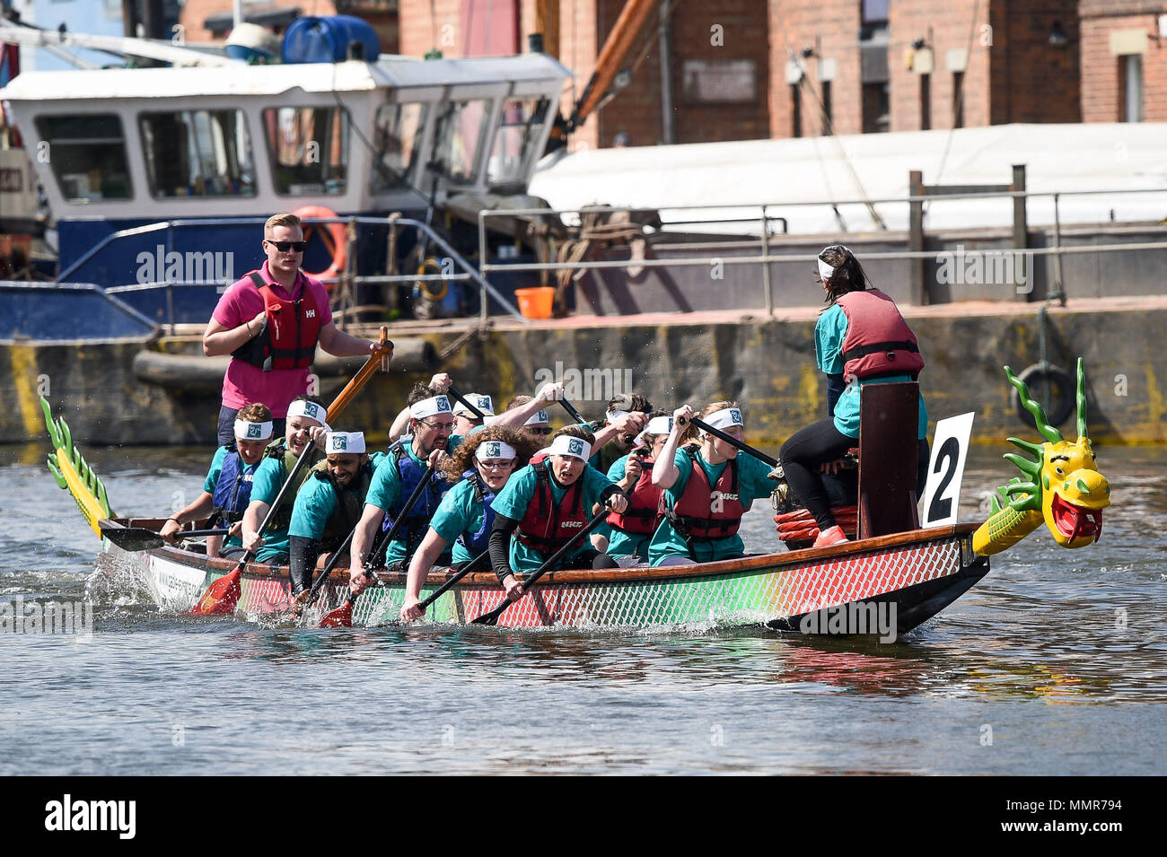 Mannschaften nehmen Teil an der Gloucester jährliche Drachenbootregatta, wo rund 30 Mannschaften kämpfen und Rennen über den historischen Docks in 40-Fuß-Drachen Boote. Stockfoto