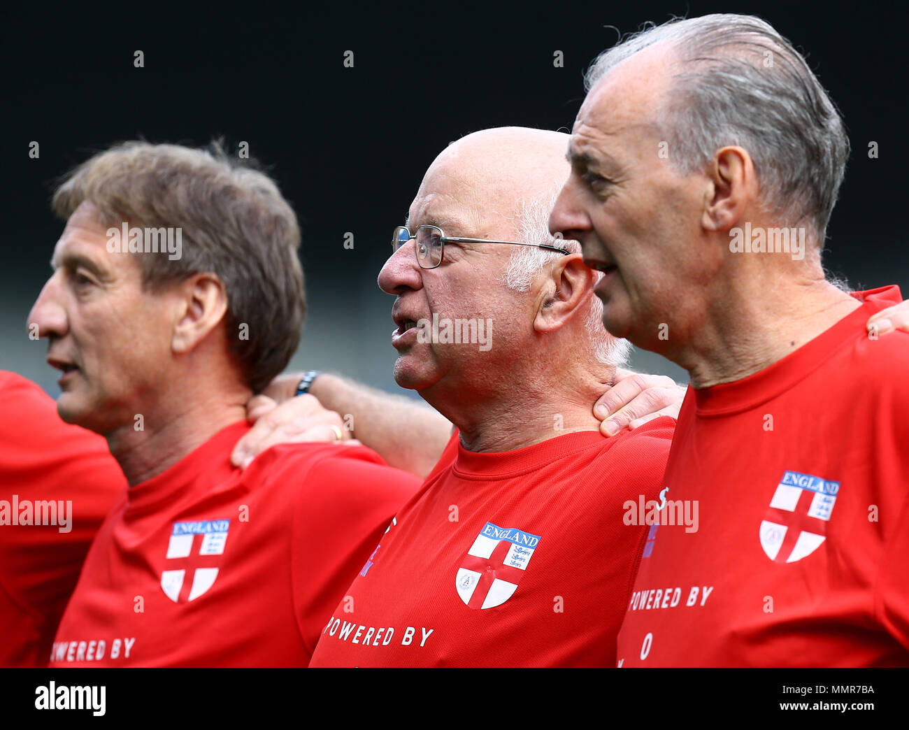 Englands Tommy Charlton (Mitte) während der Nationalhymnen bei seinem England-Debüt vor dem Walking Football International-Spiel im AMEX Stadium, Brighton. Stockfoto