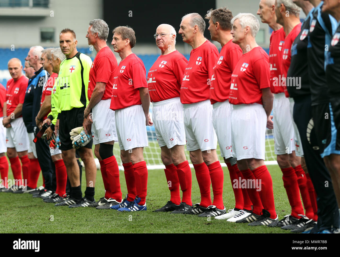 England's Tommy Charlton (Mitte) während die Nationalhymnen auf seinem England Anfang vor dem Wandern Fußball-Länderspiel bei der AMEX Stadion, Brighton. Stockfoto