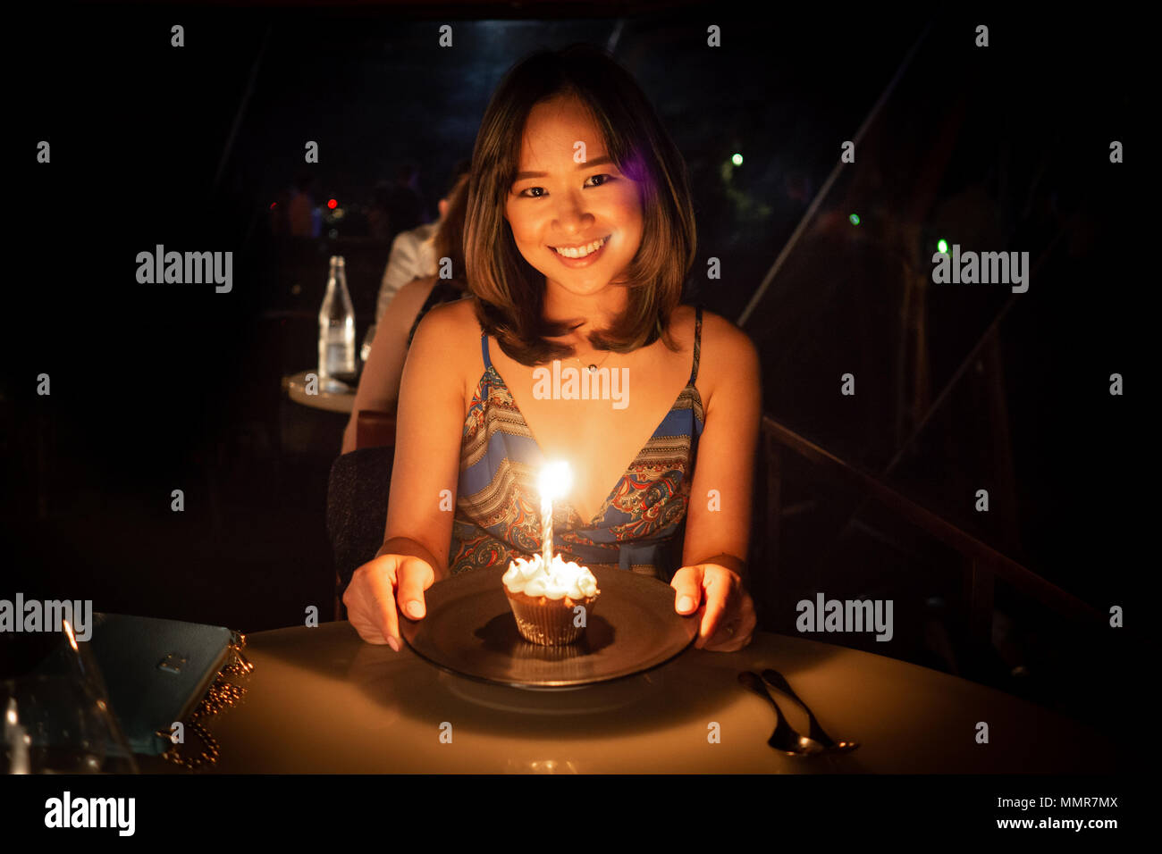 Junge Frau ihren Geburtstag feiern bei einem Abendessen in einem schönen Restaurant Stockfoto