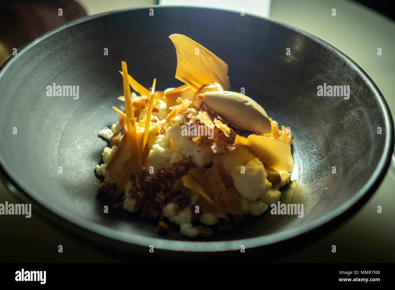 Creme Caramel Nachtisch mit Eis Mille-feuille und Schaum Creme Stockfoto