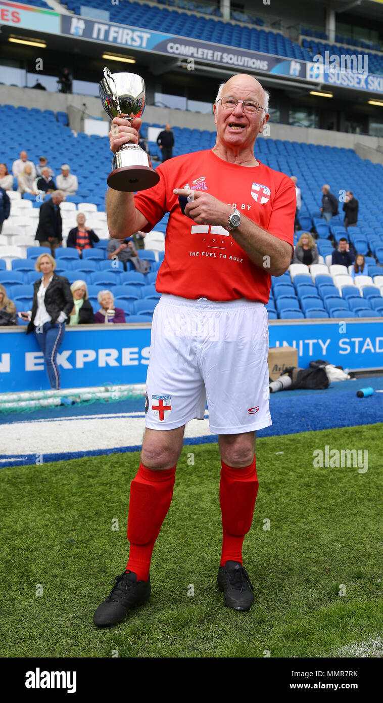 Der englische Tommy Charlton hält die Trophäe nach dem Sieg Englands im über 60-jährigen Just International Cup gegen Italien im Walking Football International-Spiel im AMEX Stadium in Brighton. Stockfoto