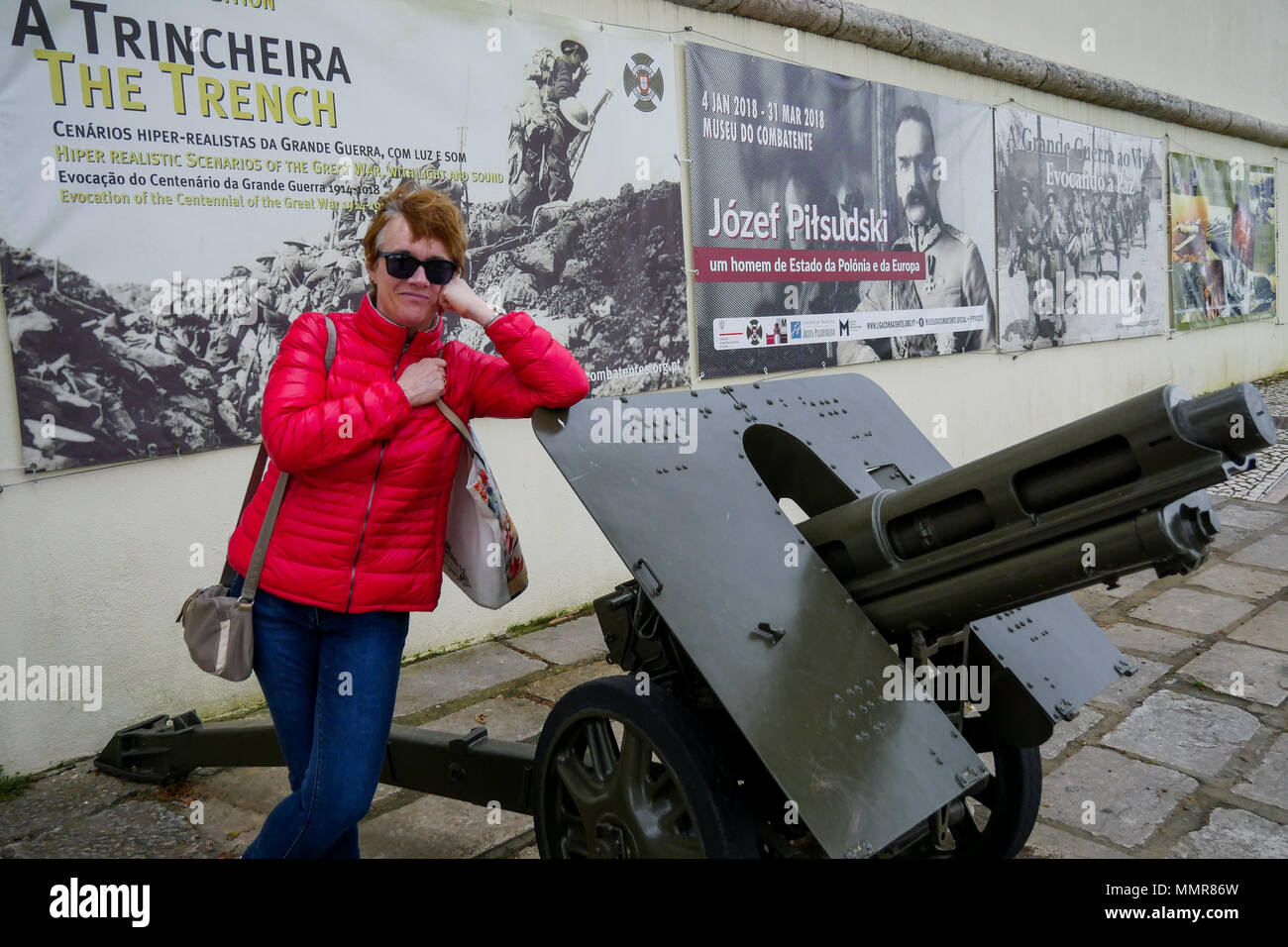 Touristische steht in der Nähe eine Waffe, Military Museum, Belem, Lissabon, Portgal Stockfoto