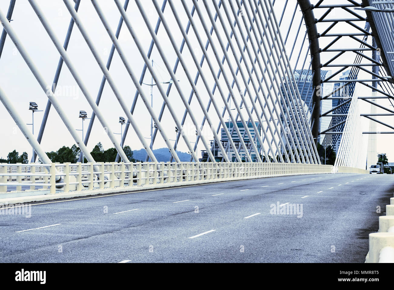 Details moderner Architektur - eine leere Asphaltstraße auf einer großen Brücke in Cyberjaya, Malaysia. Getönten in kühlen Farben, cyan. Stockfoto