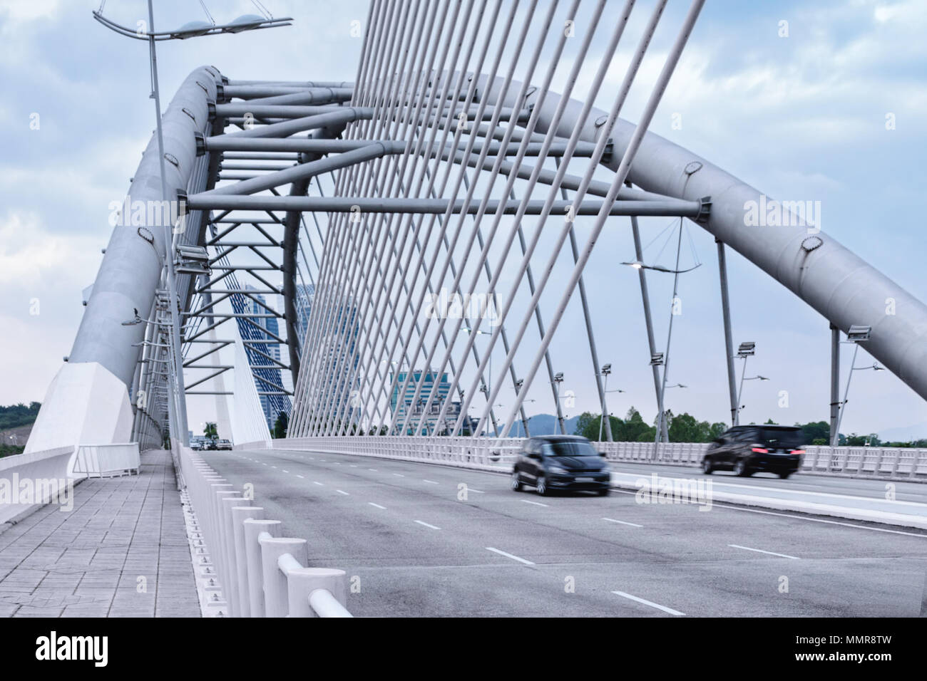 Details moderner Architektur - Autos, die auf der Straße große Brücke in Cyberjaya, Malaysia, Leben in der Stadt, tägliche Routine. Getönten in kühlen Farben, cyan. Stockfoto