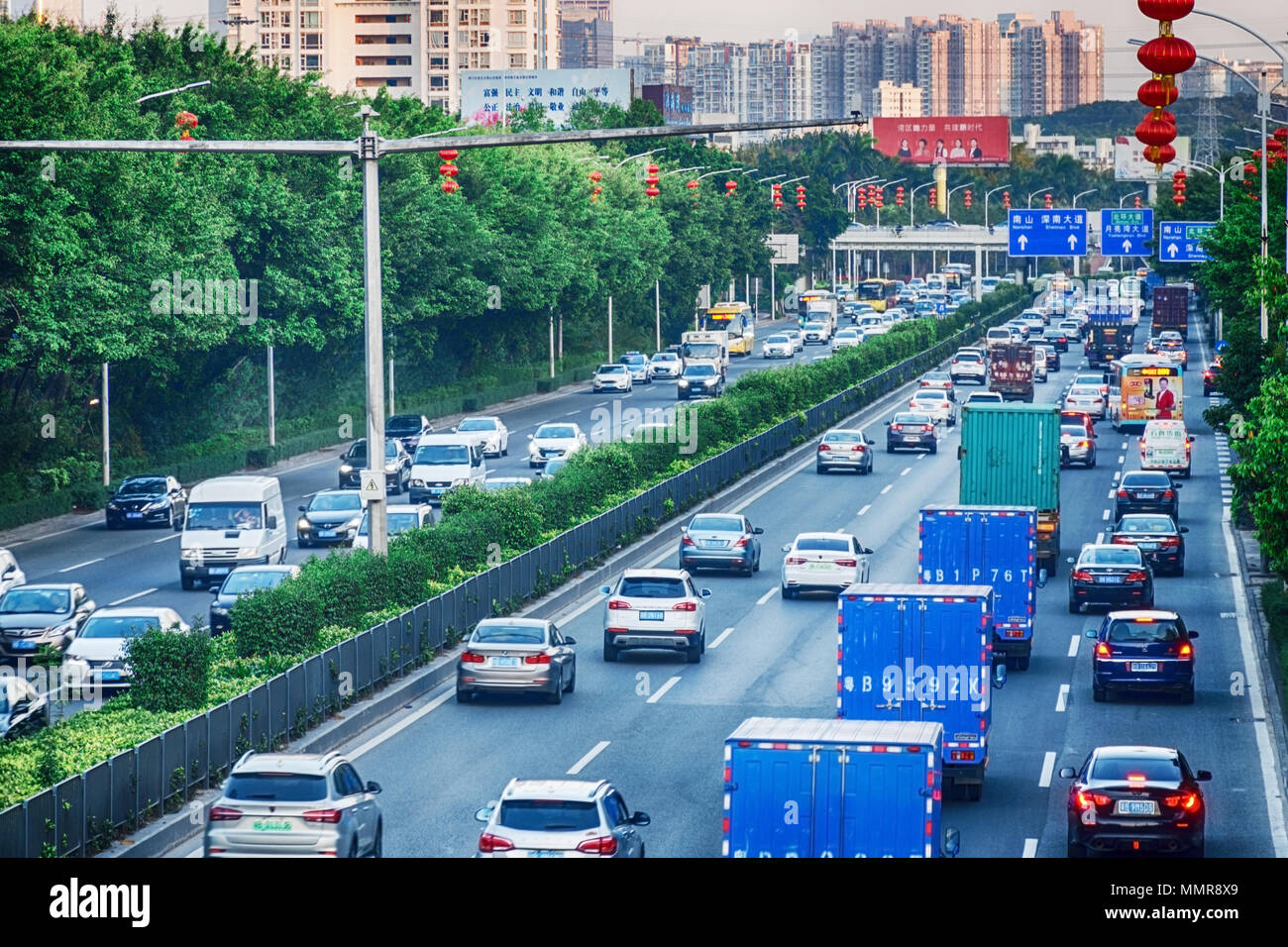 China, Shenzhen, 2018-03-09: Tag Verkehr, Peak Hour in der grossen Stadt, Marmelade aus vielen Autos auf unterteilt Autobahn Straße, geschäftigen Stadt Straße, Ansicht von oben. Stockfoto