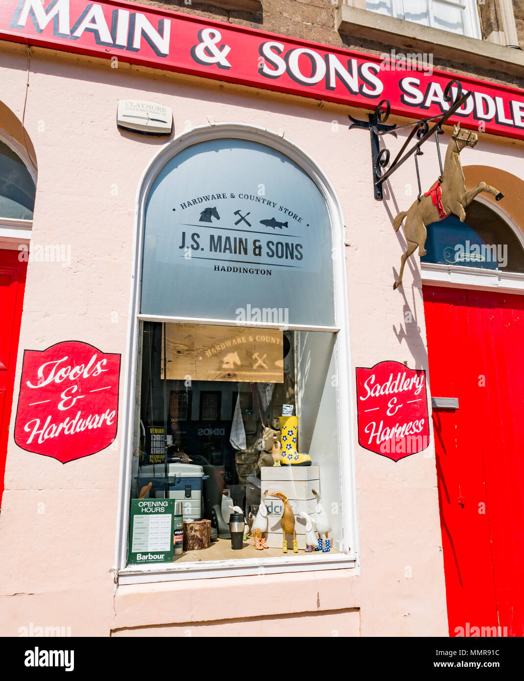 Altmodische shop vorne, J S Main & Söhne Sattler, High Street, Haddington, East Lothian, Schottland, Großbritannien mit gold Pferd Schild über der Tür hängenden Stockfoto