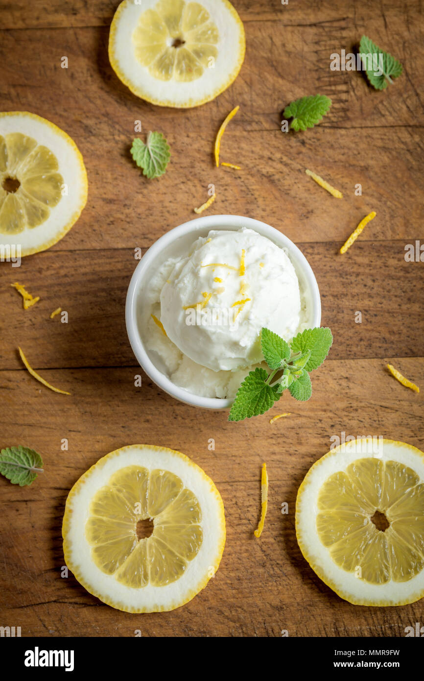 Lemon Ice Cream in der Schüssel. Hausgemachte citrus Lemon Ice Cream (Gelato) mit Minze. Stockfoto