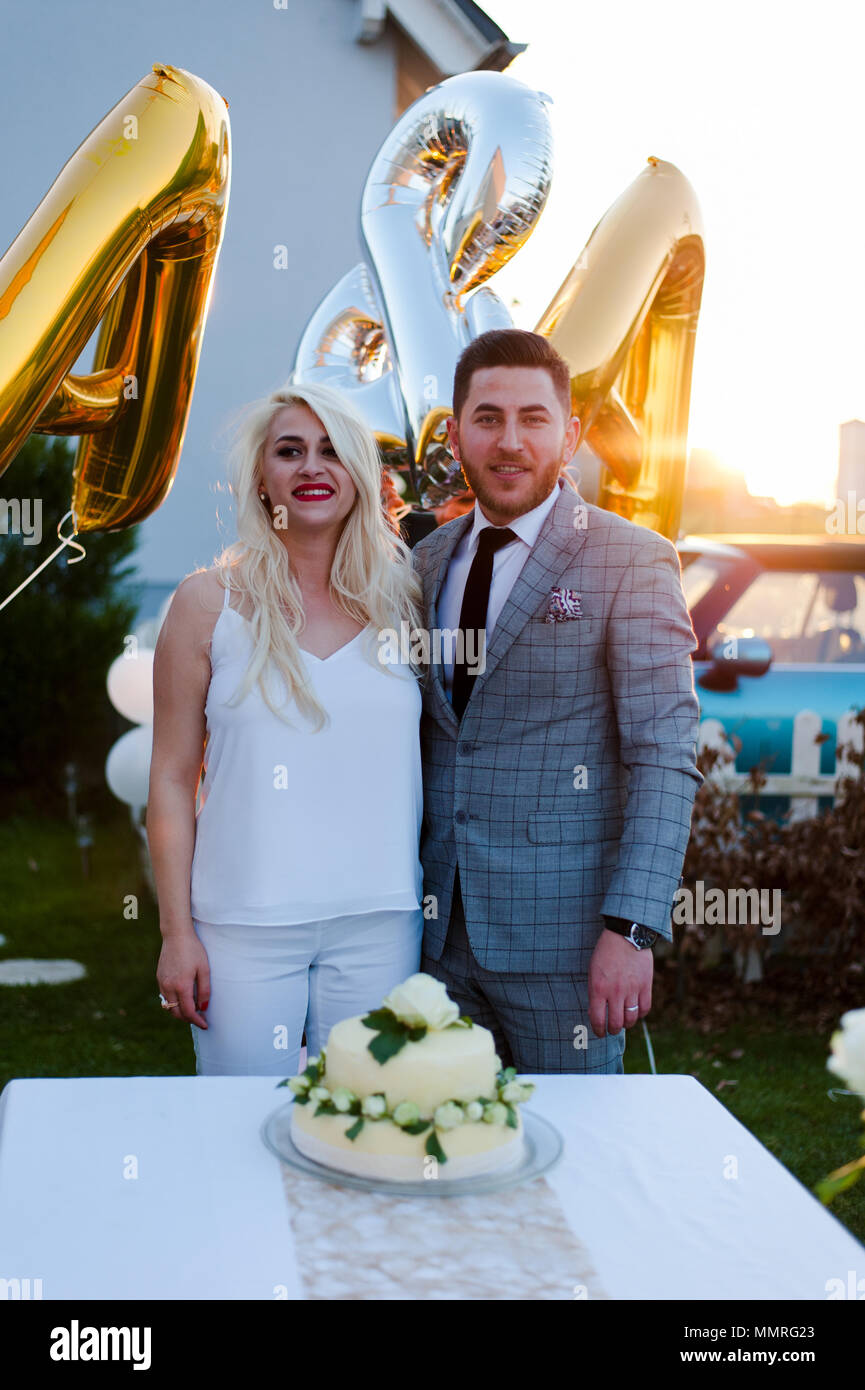 Braut und Bräutigam schneiden Hochzeitstorte Stockfoto