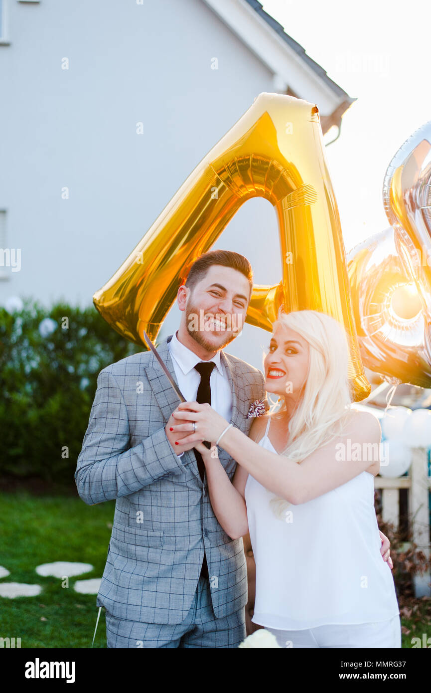 Braut und Bräutigam schneiden Hochzeitstorte Stockfoto