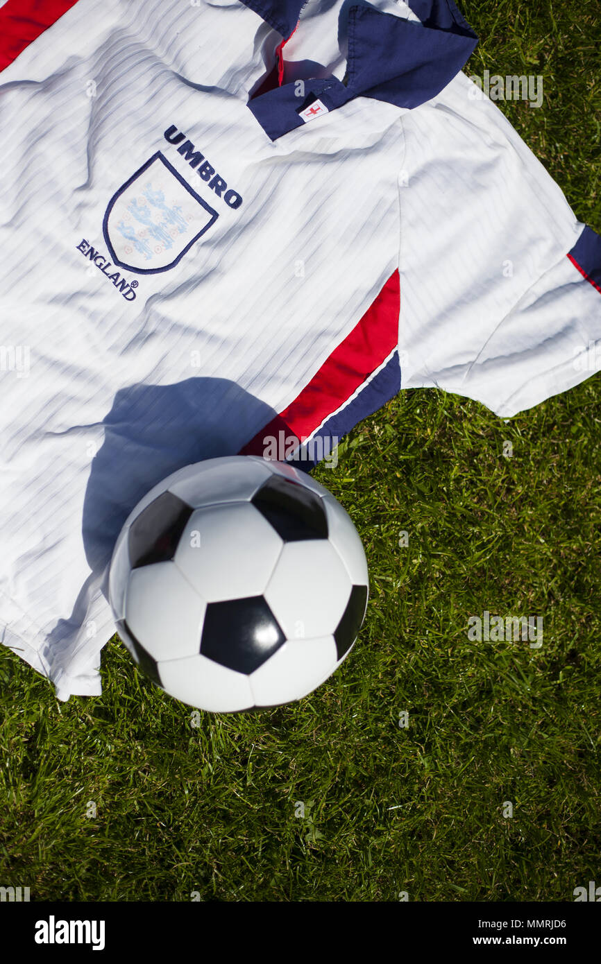 Einen schwarz-weißen Fußball mit England team Shirt Stockfoto