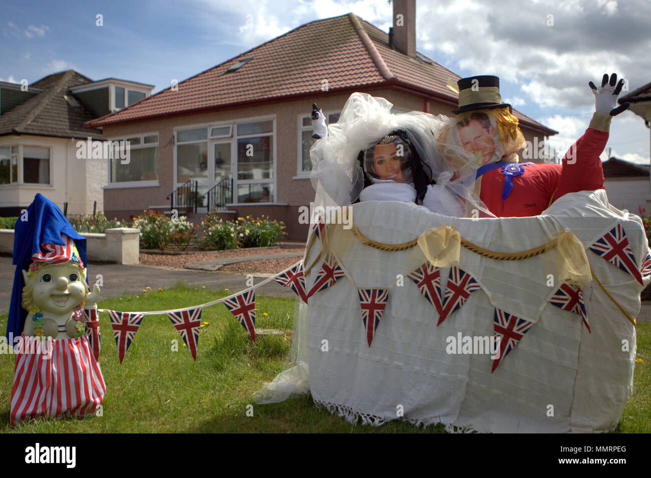 Glasgow, Schottland, UK 12.Mai.de Wetter: carmunnock Gala Tag wurde durch seine aktuellen Vogelscheuche Wettbewerb hervorgehoben als Sonnenschein der Tag ein heißes, Harry und Meghans Hochzeit war eine beliebte Wahl getroffen. Gerard Fähre / Alamy news Credit: Gerard Fähre / alamy Leben Nachrichten Stockfoto