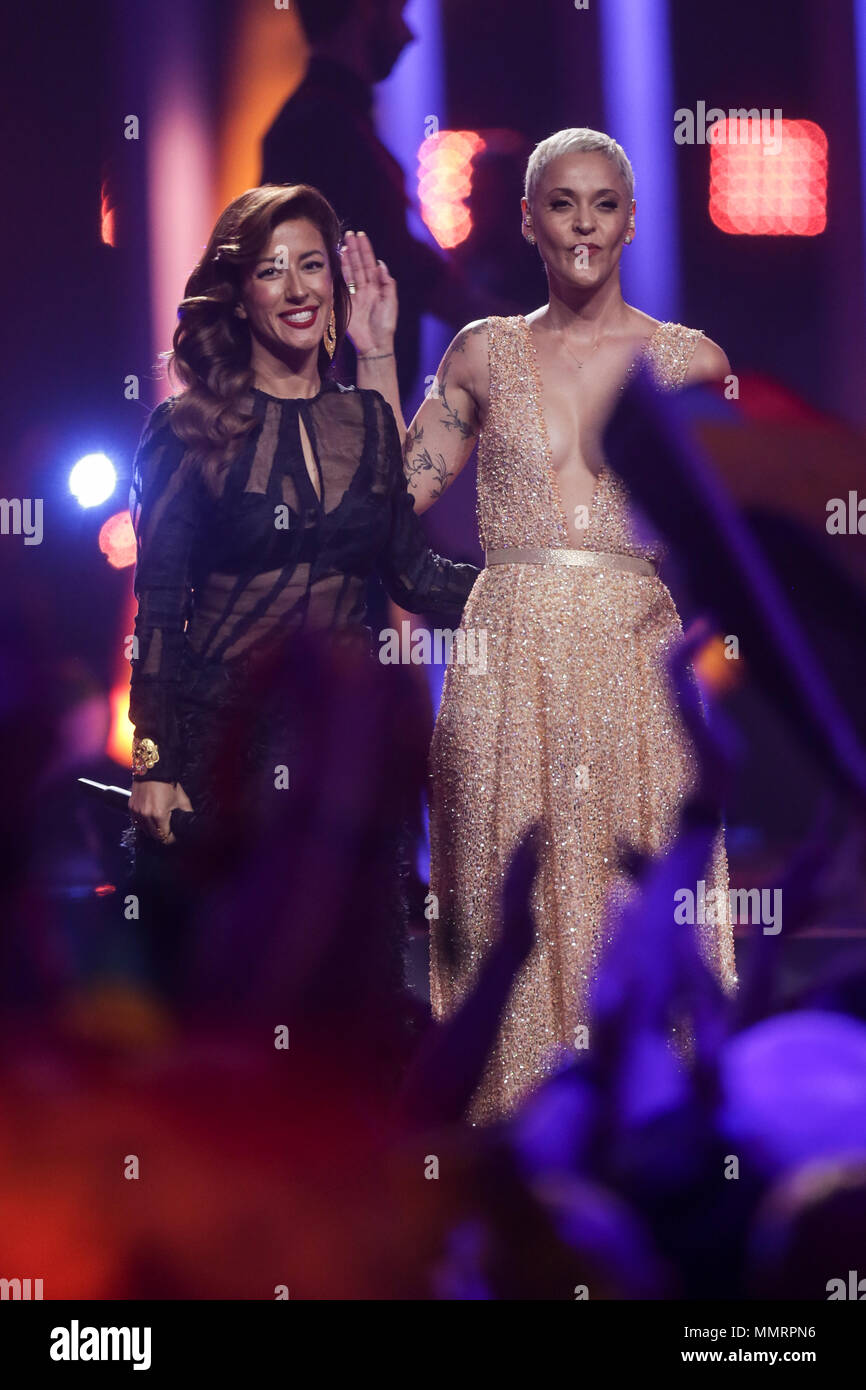 Portugal, Lissabon. 12. Mai 2018. Portugiesische fado Sänger Ana Moura (l) und Mariza durchführen beim Finale der 63. Eurovision Song Contest. Foto: Jörg Carstensen/dpa Quelle: dpa Picture alliance/Alamy leben Nachrichten Stockfoto